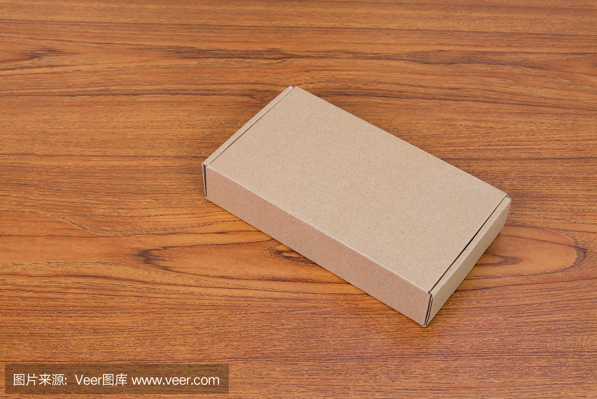 空棕色纸板箱或托盘为模拟在木桌上与副本空间。